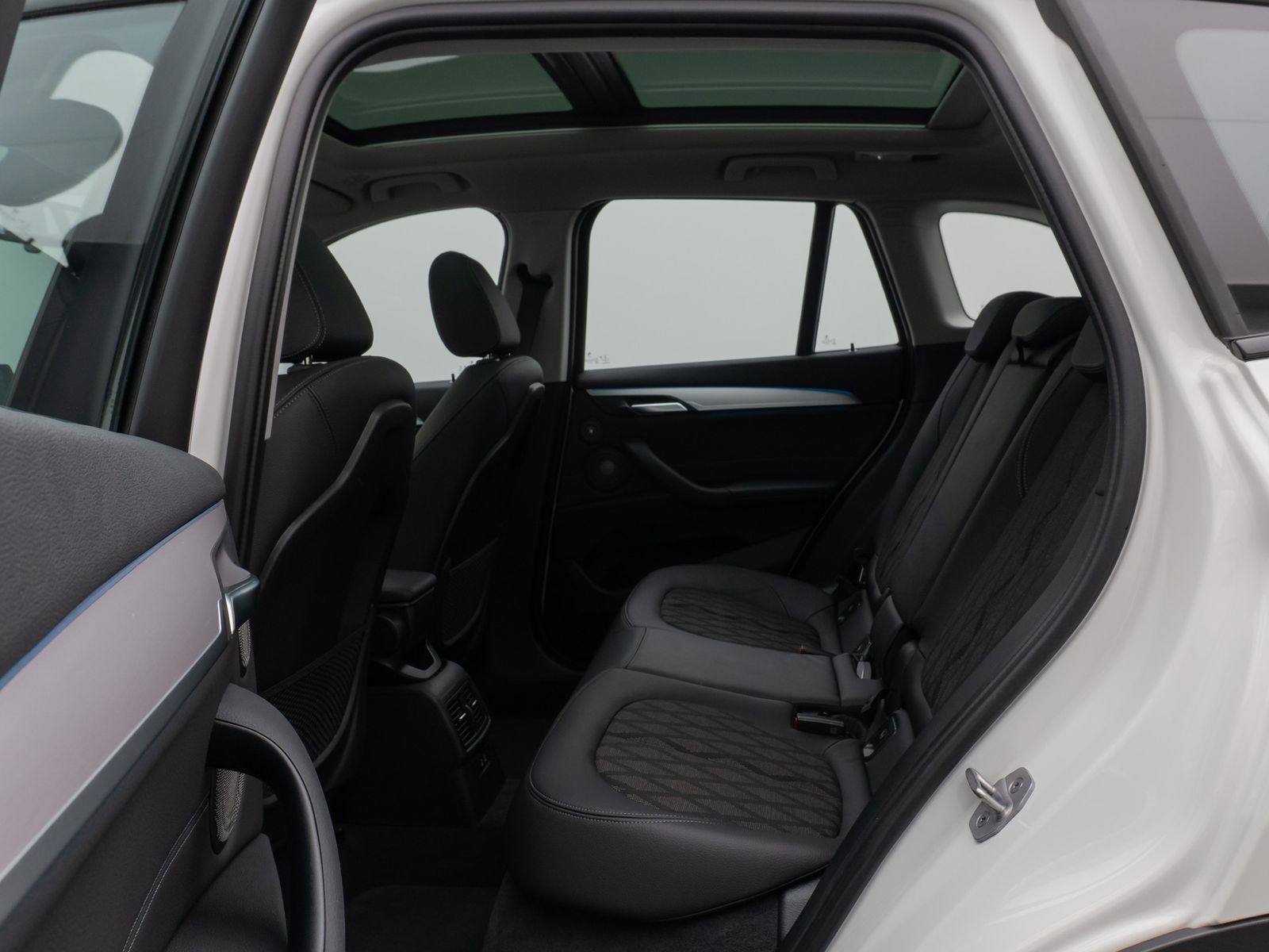 Fahrzeugabbildung BMW X1 xD25e xLine Panorama Kamera HUD DAB H/K AHK