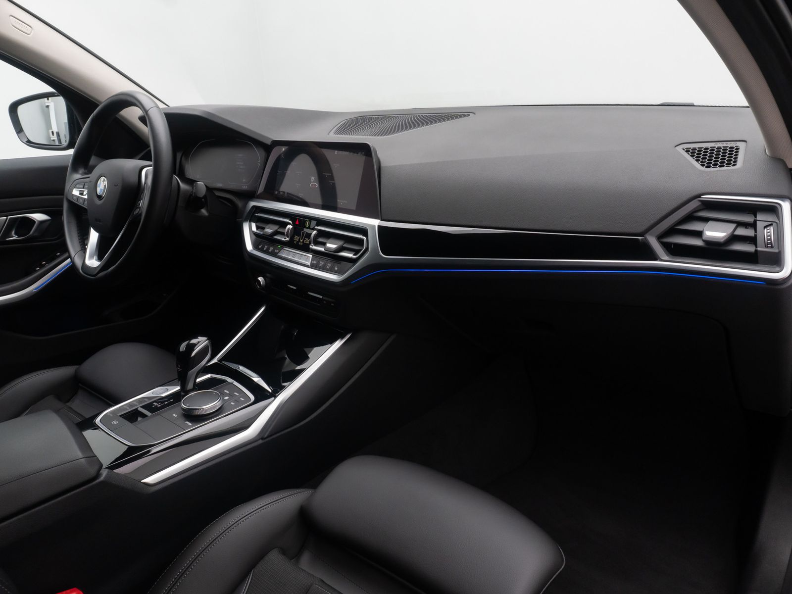Fahrzeugabbildung BMW 320d Sport Line DAB Alarm PDC GeschwindigReg 17"