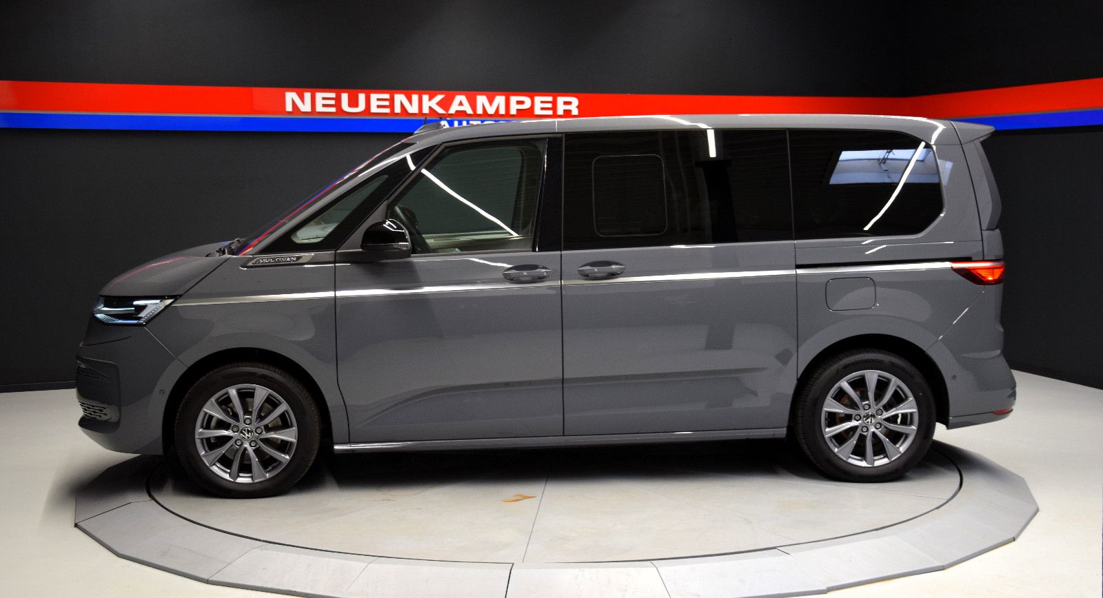 Fahrzeugabbildung Volkswagen T7 Multivan Style 7-Sitze Easy-Open Panorama ACC