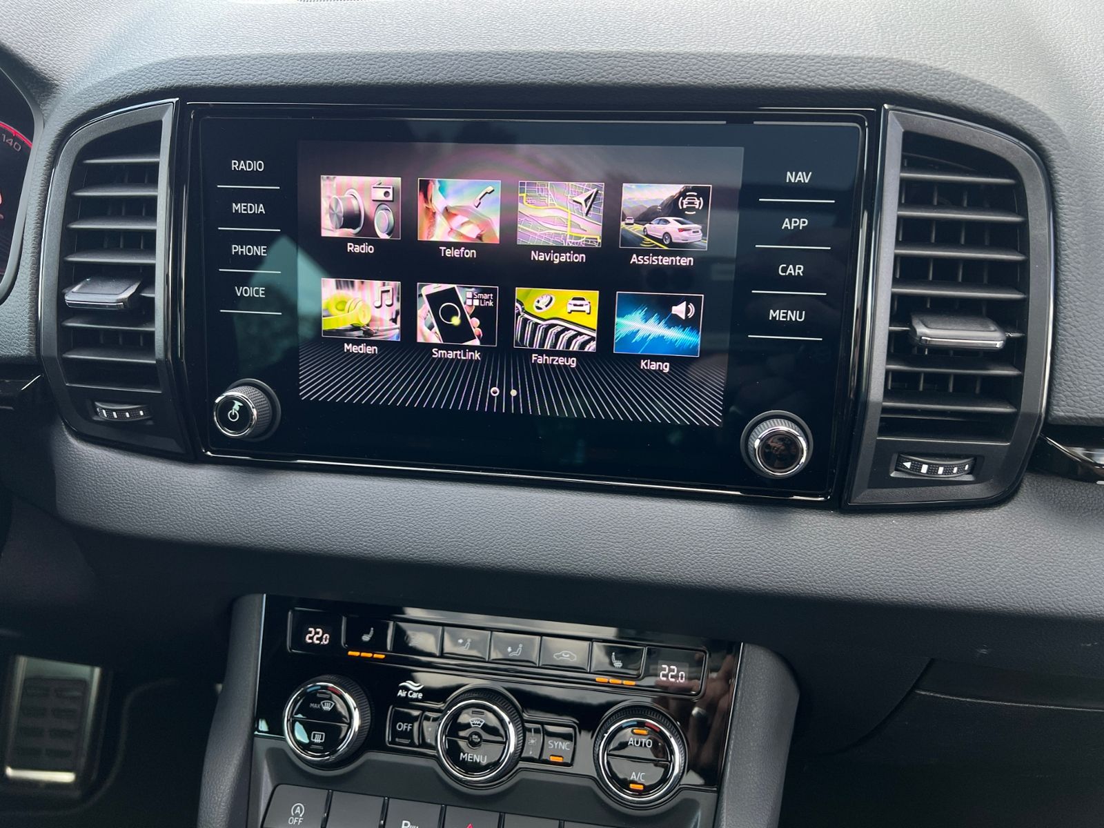 Fahrzeugabbildung SKODA Karoq Sportline 2.0 TSI 4x4 DSG *Panorama, AHK,
