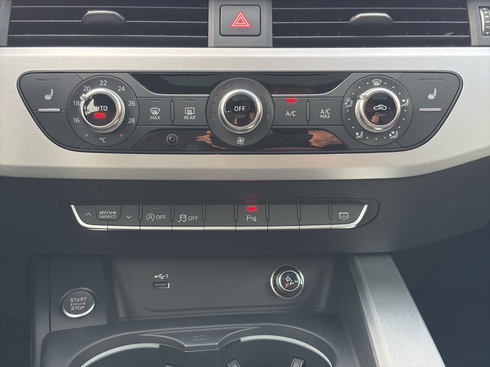 Fahrzeugabbildung Audi A4 Avant DSG quattro S Line*Pano*AHK*LED*SHZ*