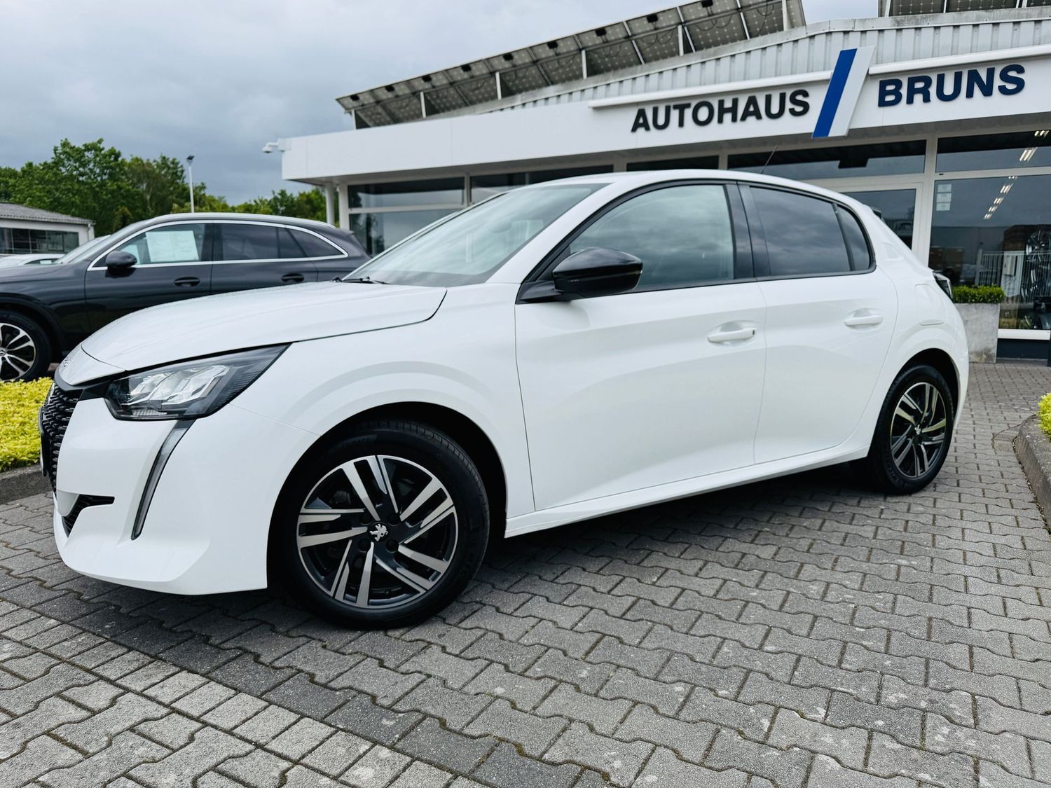 Fahrzeugabbildung Peugeot 208 1,2 PURETECH 100 ALLURE, RFK, LED, MirrorLin