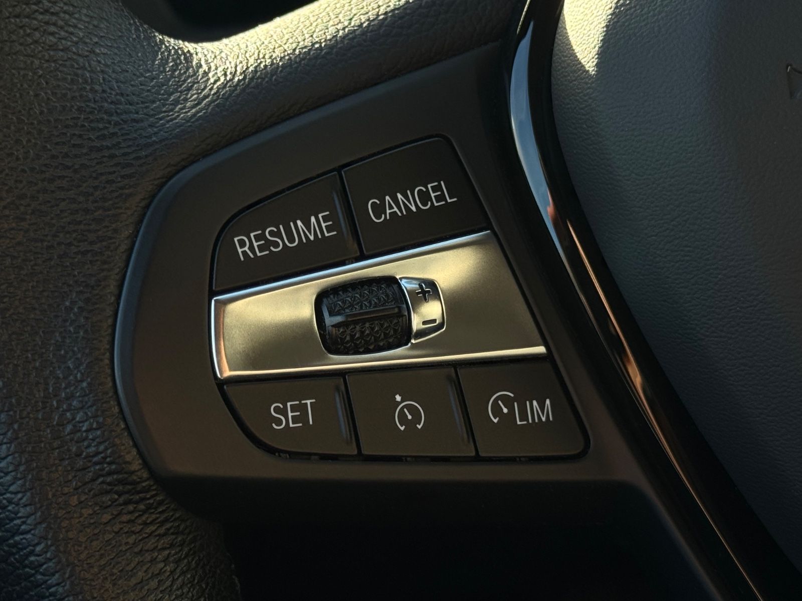 Fahrzeugabbildung BMW 118i F40 Advantage LCProf Navi Temp PDC LED DAB