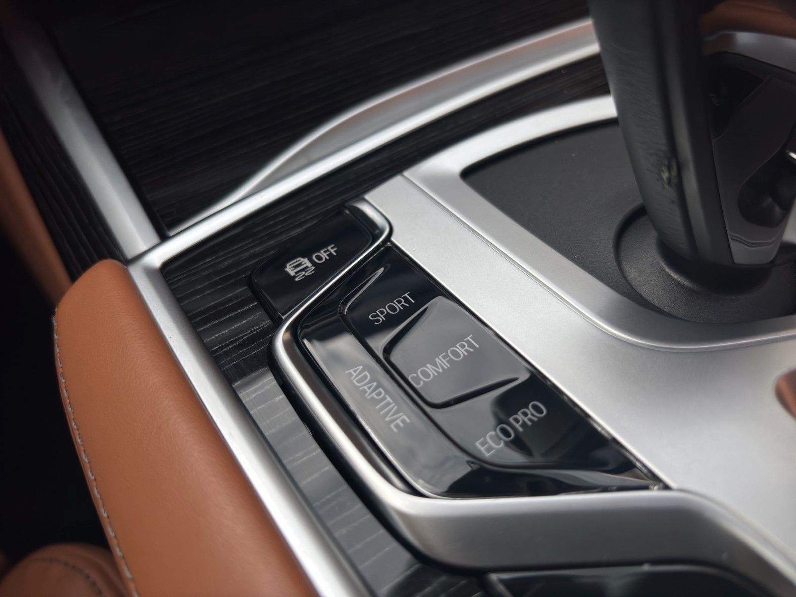 Fahrzeugabbildung BMW 750Li xDrive HUD/Skylounge/H&K/Massage/Luftf.