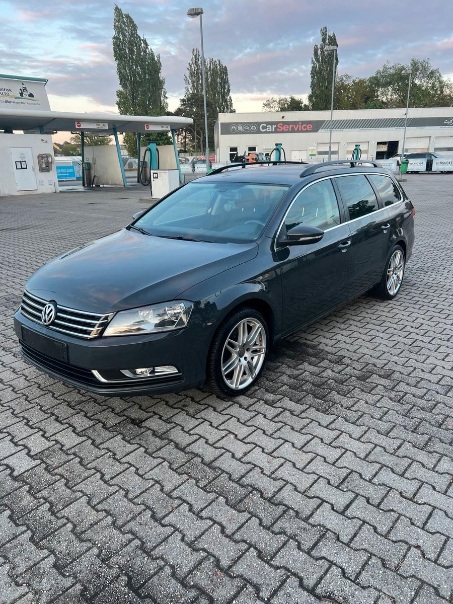 Volkswagen Passat 2012 — rear view