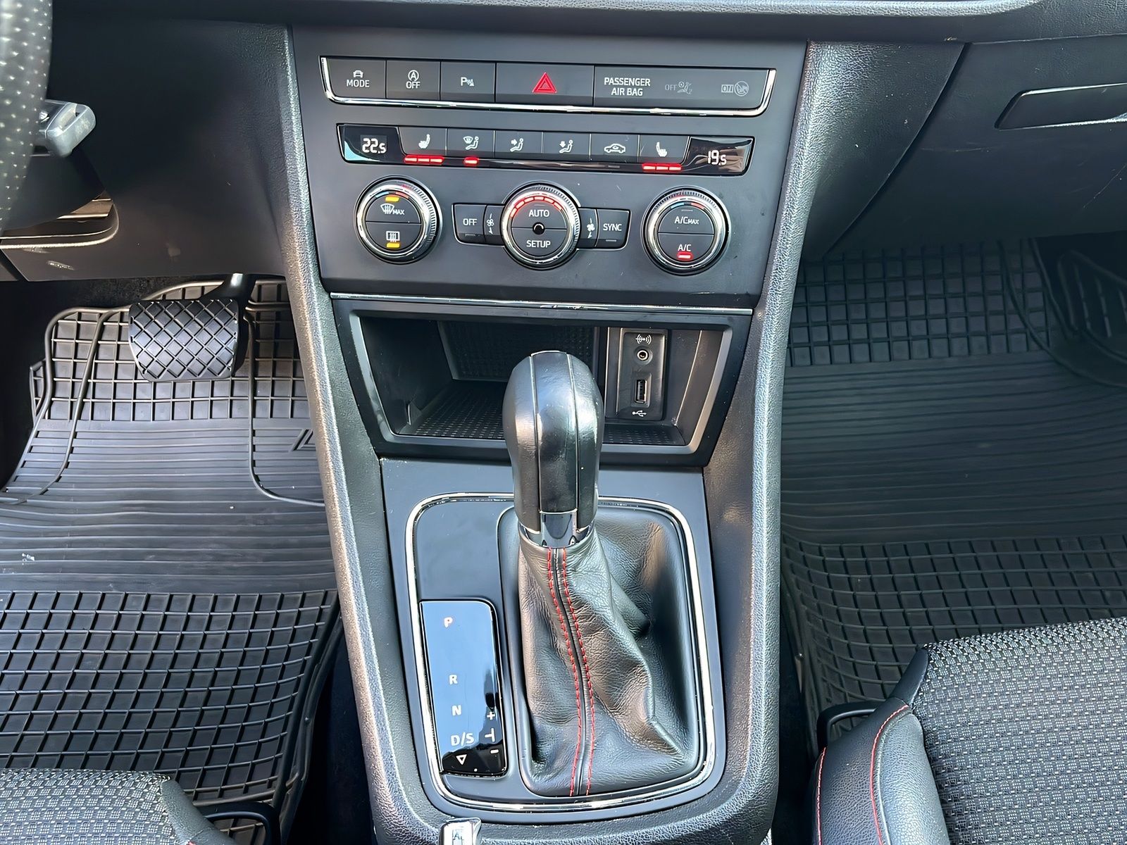 Fahrzeugabbildung SEAT Leon 2.0 TDI ST FR DSG NAVI PANO LED TEMPOMAT