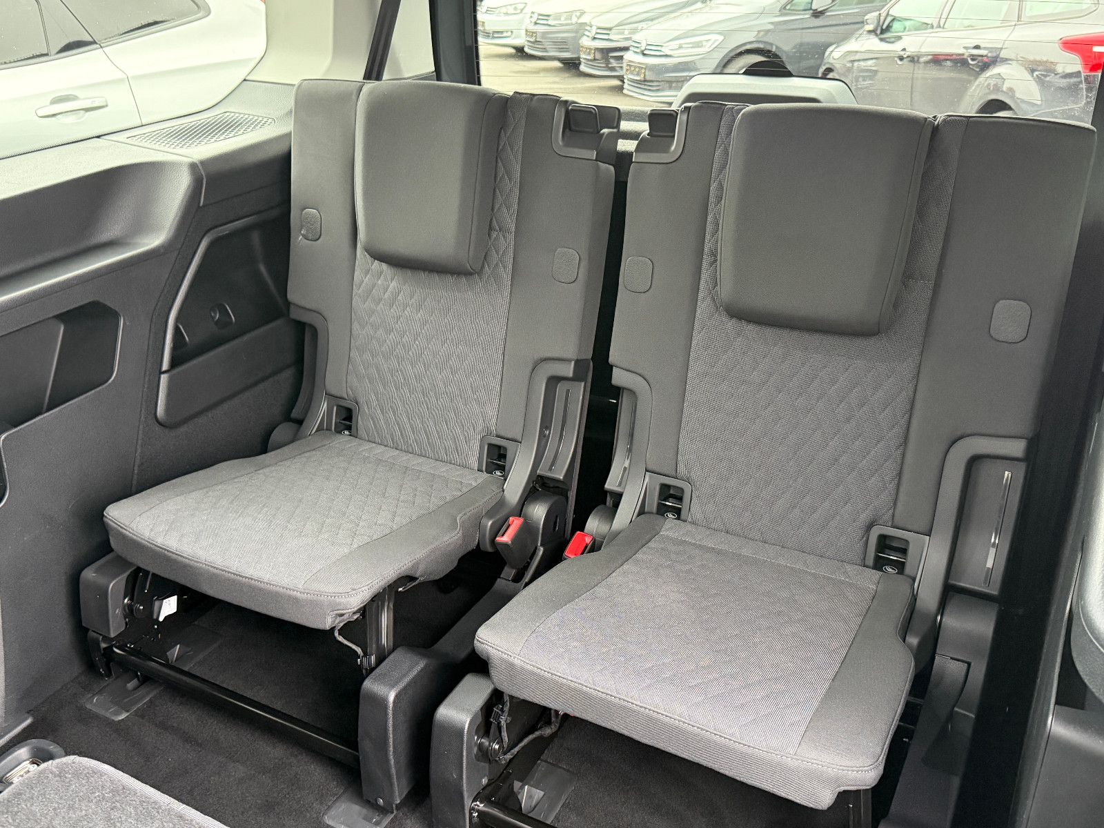 Fahrzeugabbildung Volkswagen Caddy Edition Maxi 7-Sitzer ACC AHK LED Pano Kam