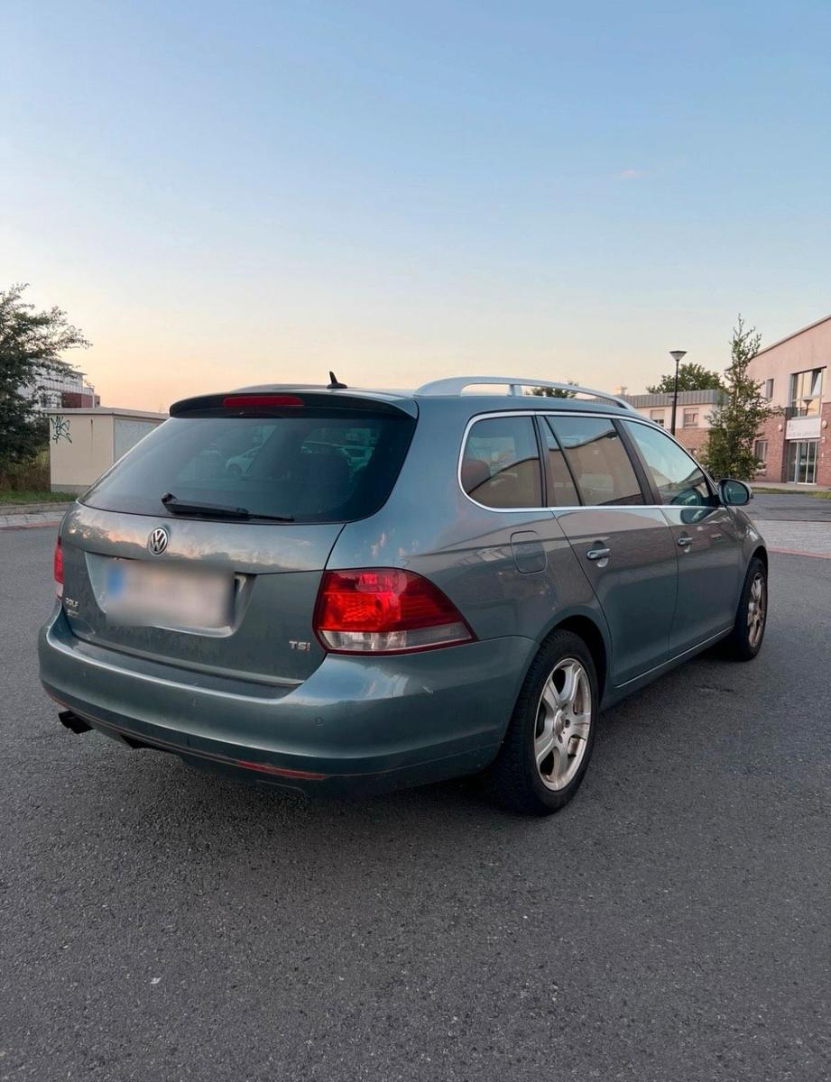Volkswagen Golf 2010 — салон