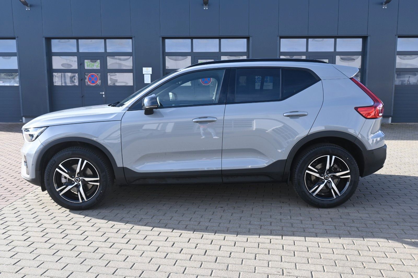 Fahrzeugabbildung Volvo XC40 B3 DKG Plus Dark*FSHZG*360°*ACC