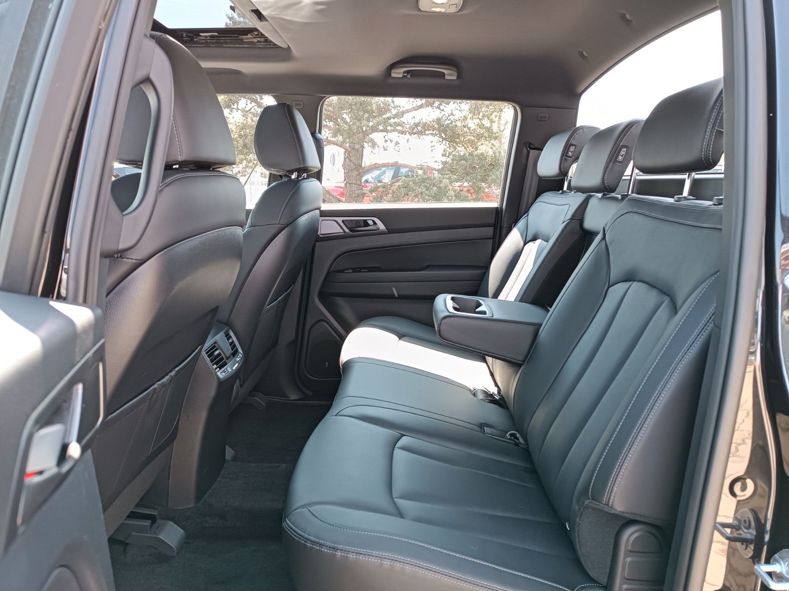 Fahrzeugabbildung Ssangyong Musso Grand BLACK AT 4x4 LEDER+XENON+SD+AHK
