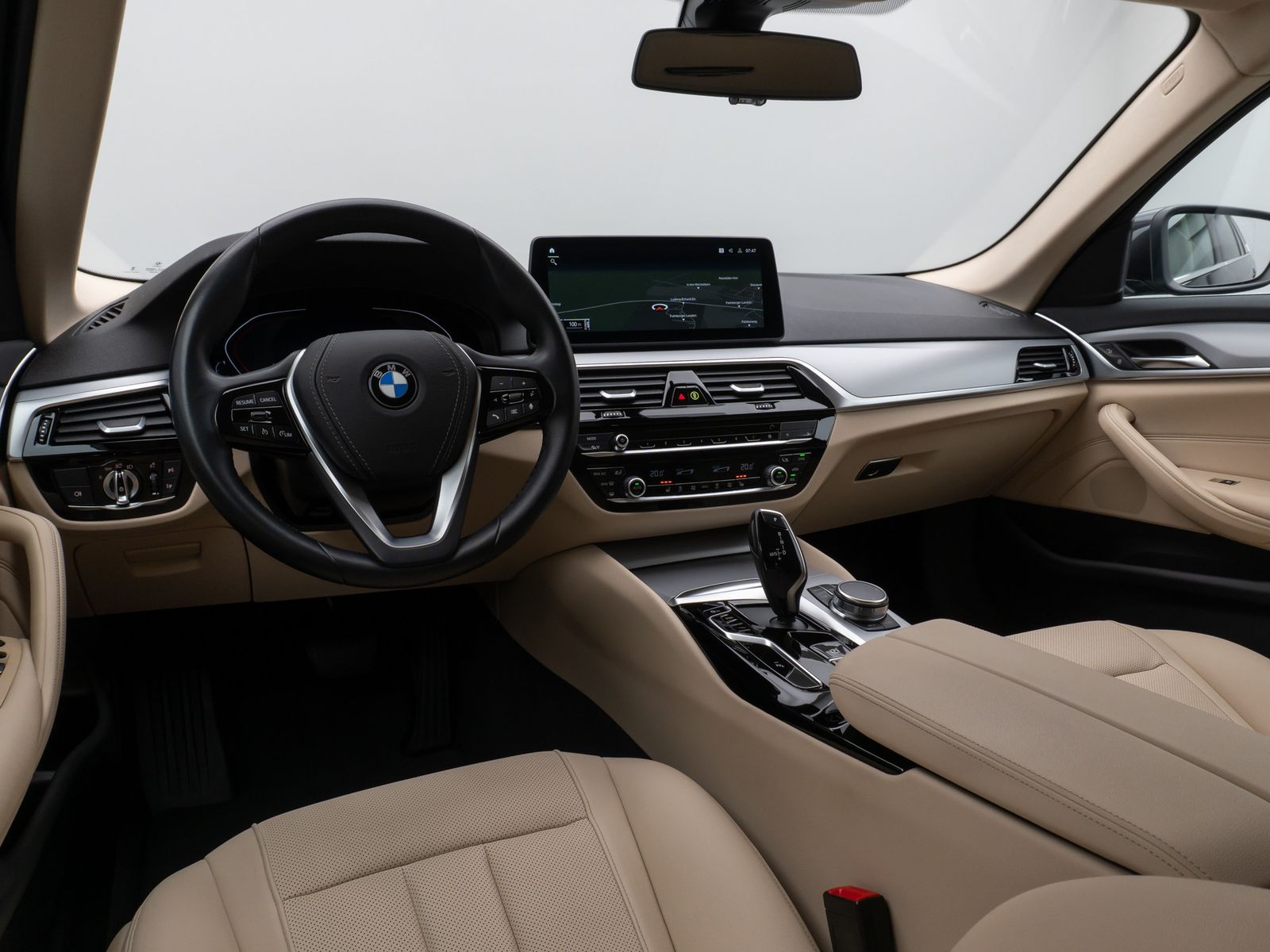 Fahrzeugabbildung BMW 520d Kamera HUD DAB CockPitPro Sitzhzg Alarm LED