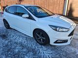 Ford Focus 2,0 EcoBoost ST - Ford Focus mit Benzin-Antrieb: Limousine, 2.0