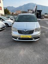 Lancia Voyager 2.8 Turbodiesel Platinum 163 CV - graue Lancia Voyager