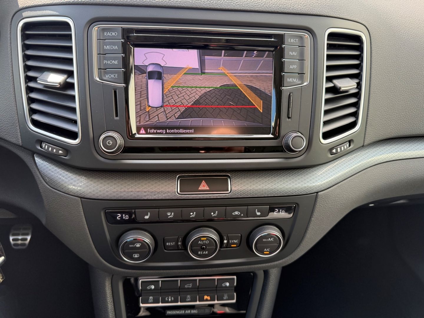 Fahrzeugabbildung Volkswagen Sharan Active Comfortline ACC SHZ Navi Dynau Bi-