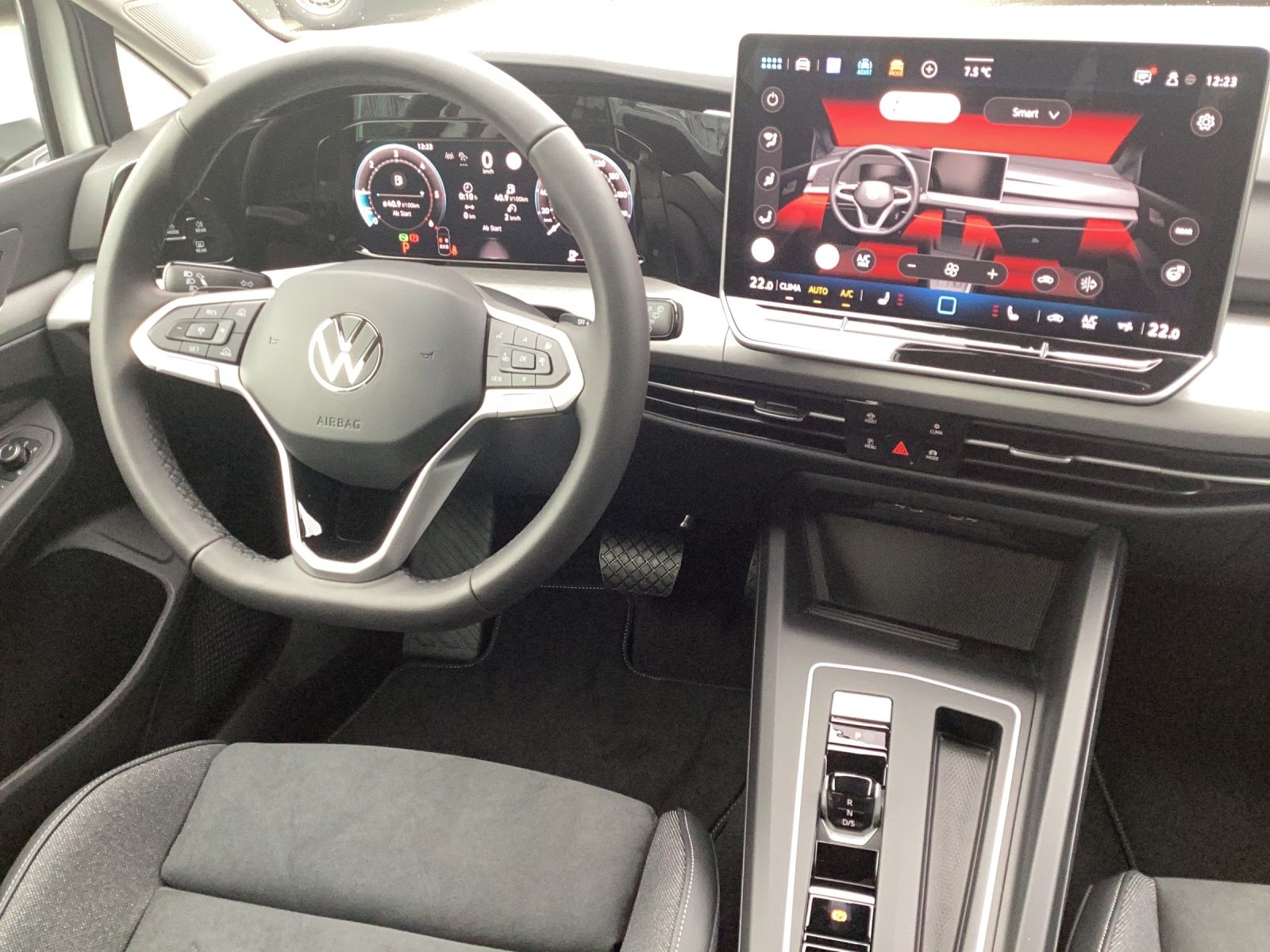 Fahrzeugabbildung Volkswagen Golf VIII Variant Life TDI DSG LED+ Navi ACC AHK