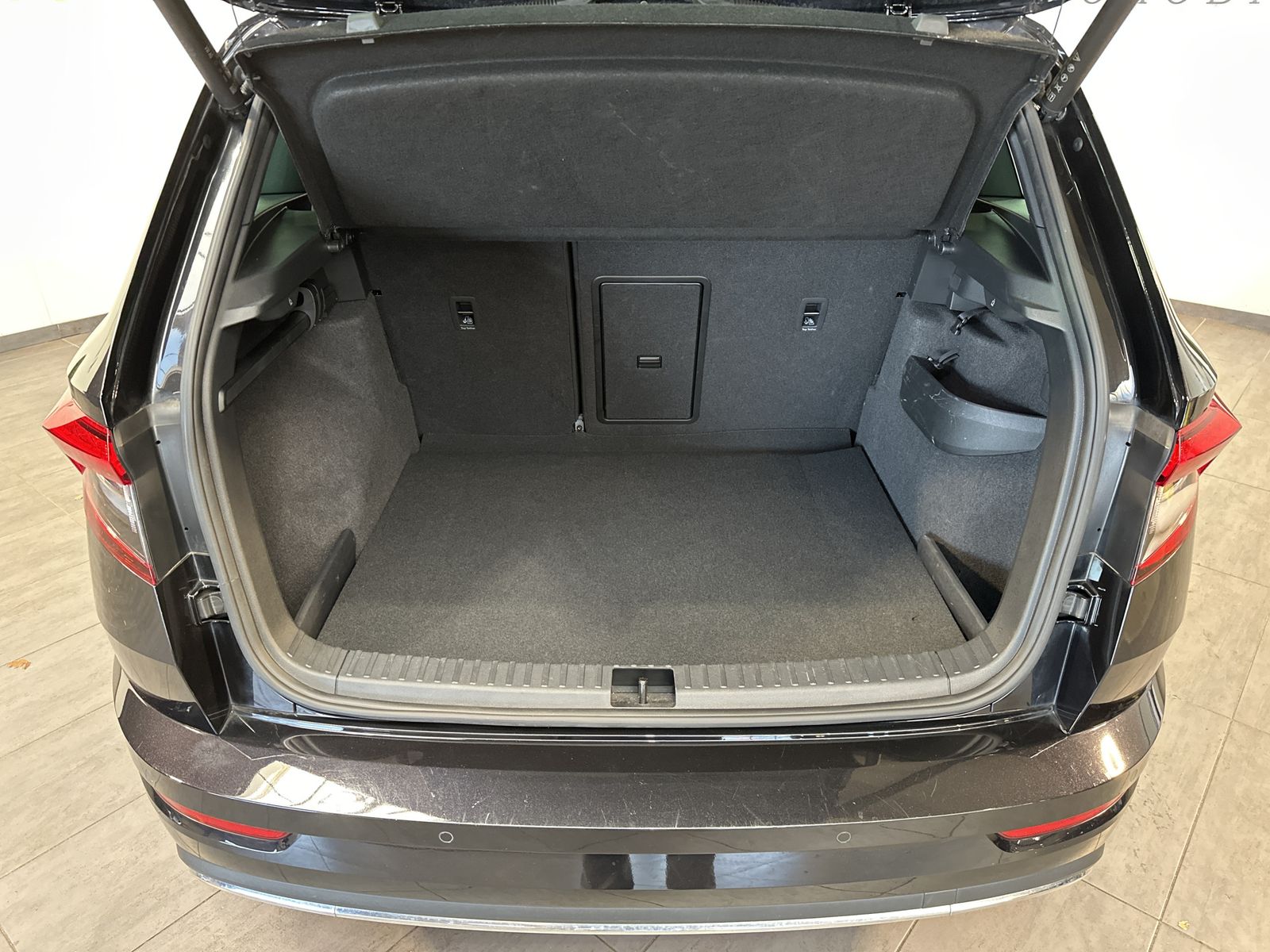 Fahrzeugabbildung SKODA Karoq 2.0 TDI DSG Sportline 4x4 NAV+LED+KAM+19ZO