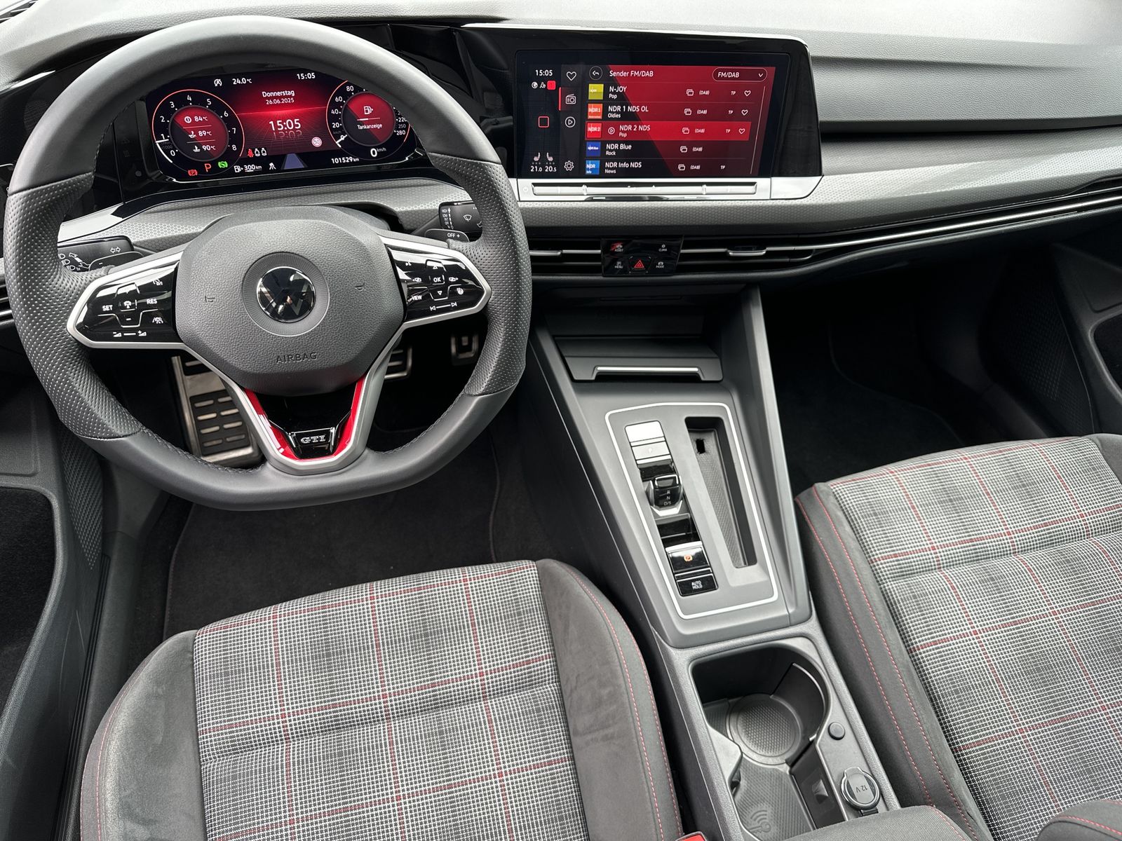 Fahrzeugabbildung Volkswagen Golf 2.0 TSI GTI DSG NAV+LED+ACC+PANO+AHK+KAMERA