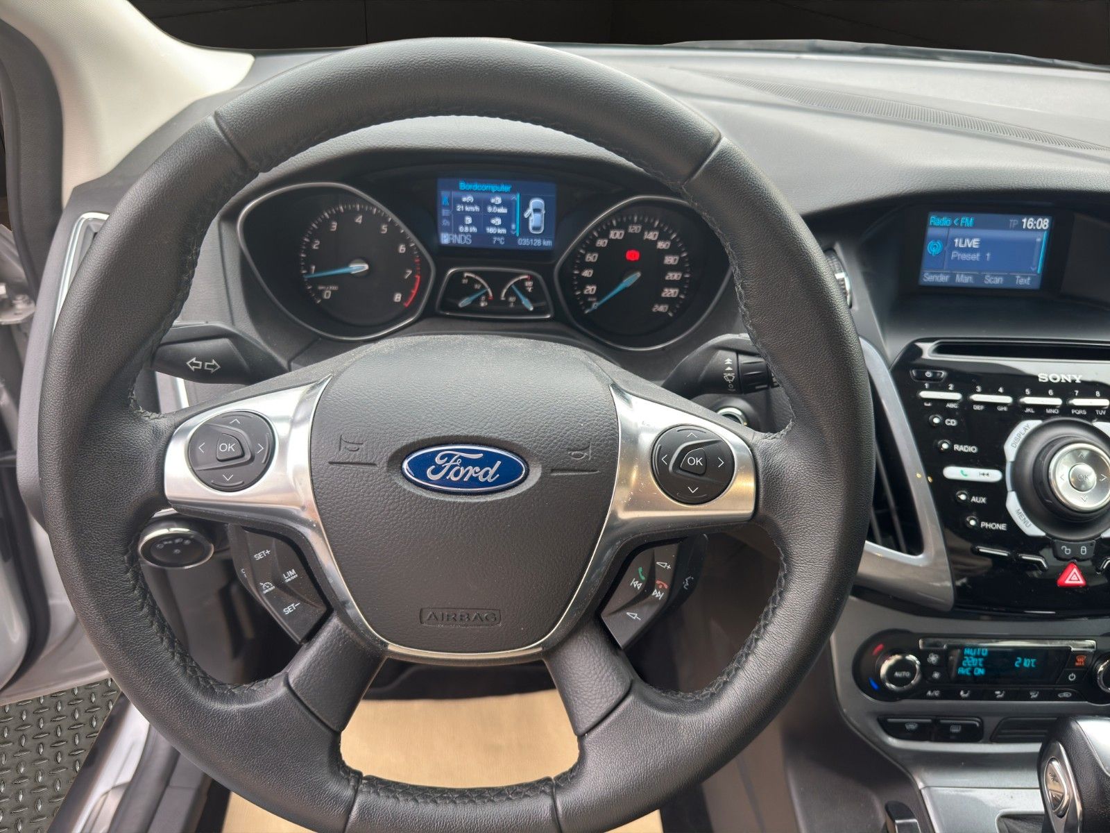 Fahrzeugabbildung Ford Focus Lim. Titanium Automatik/1HAND
