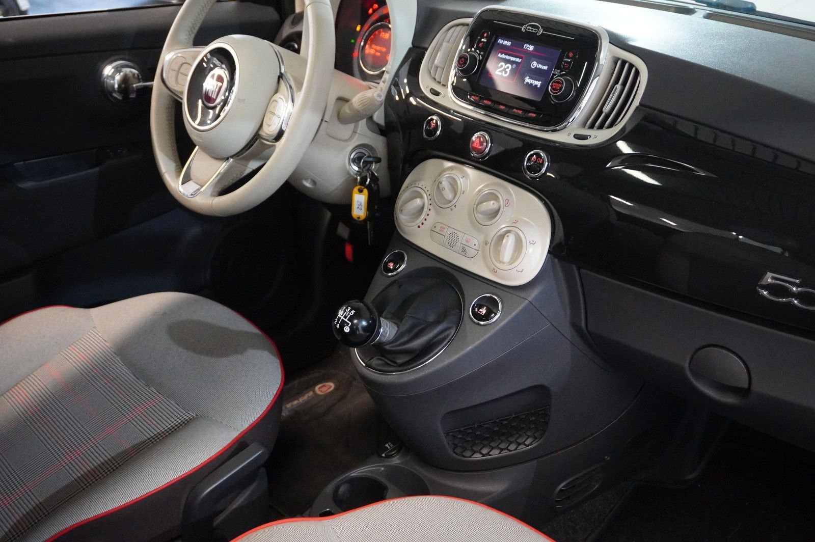 Fahrzeugabbildung Fiat 500 1.2 LOUNGE LED/PANO./USB/NEBEL/TOUCH/PDC