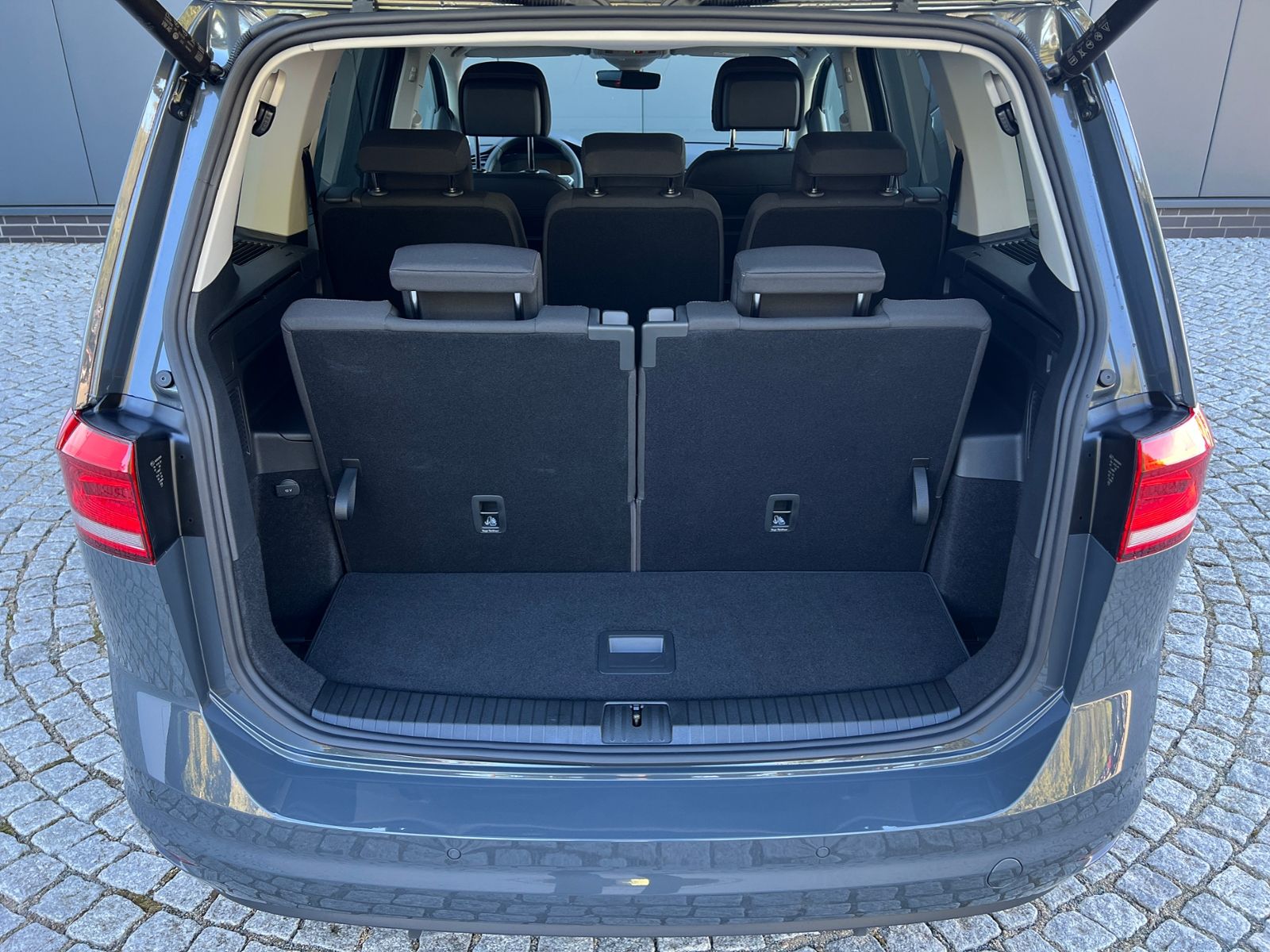 Fahrzeugabbildung Volkswagen Touran Comfortline 1.5 TSI DSG *7-Sitzer, Easy-O