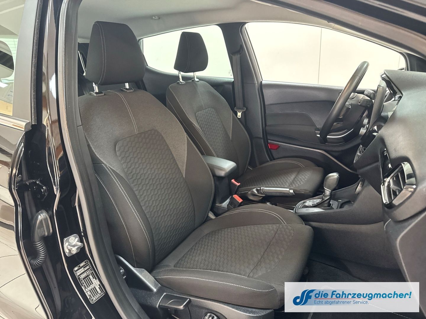 Fahrzeugabbildung Ford Fiesta Titanium Navi LED Blendfreies Fernl. Kurv