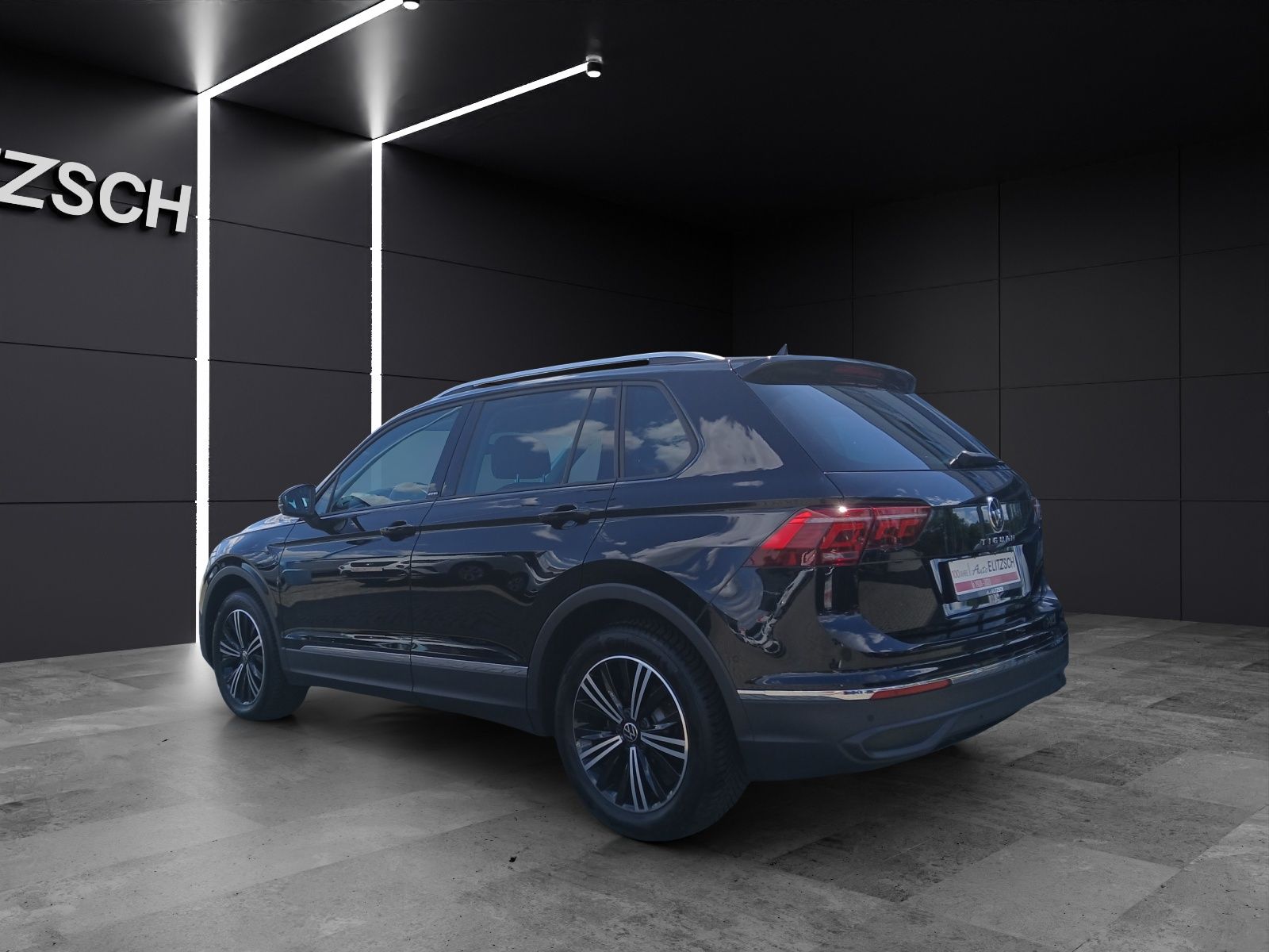 Fahrzeugabbildung Volkswagen Tiguan TDI United DSG Matrix Navi HUD AID ACC RF
