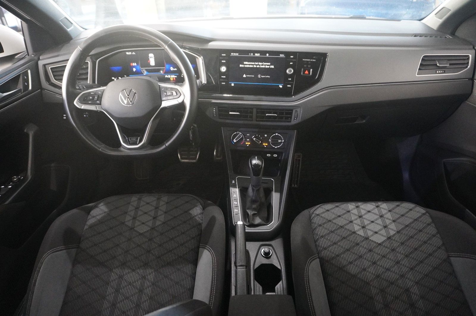 Fahrzeugabbildung Volkswagen Taigo 1.0 TSI R-LINE DSG NAVI/LED/KAMERA/SH/DAB+