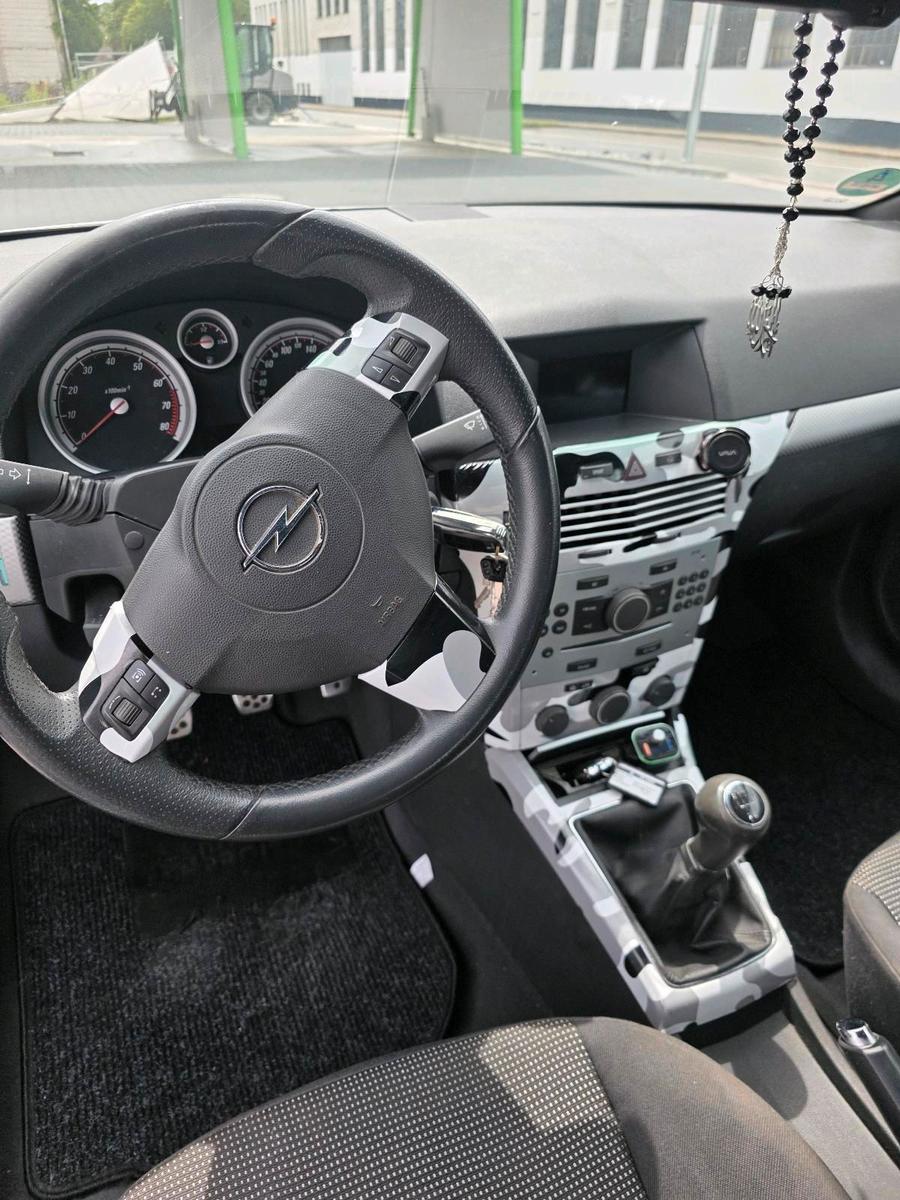 Opel Astra 2006 — interior