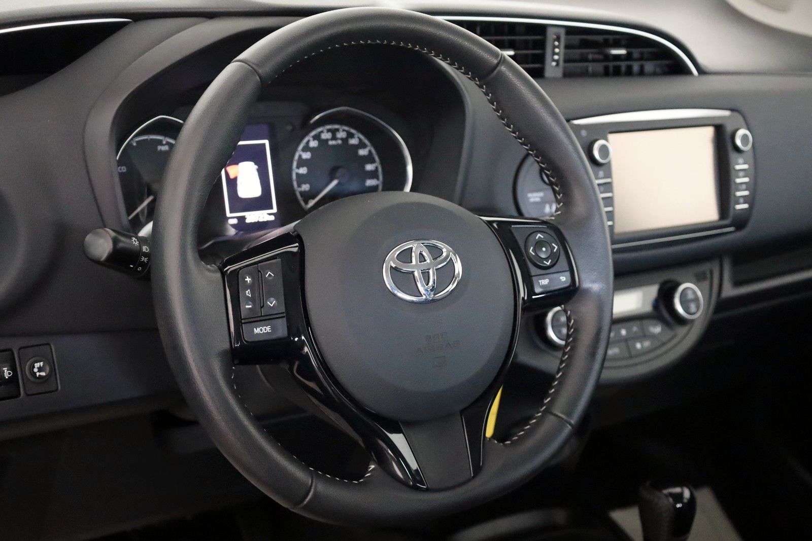 Fahrzeugabbildung Toyota Yaris Hybrid Team D Kamera,LM+Allwetterreifen