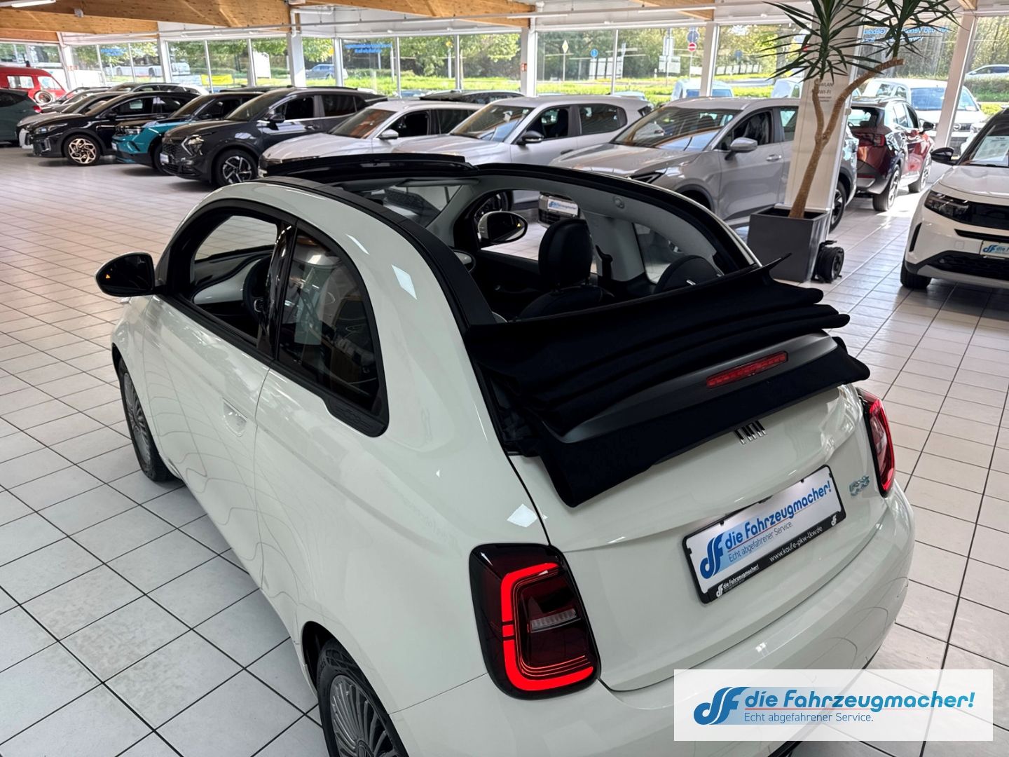 Fahrzeugabbildung Fiat 500e Apple CarPlay Android Auto Klimaautom Fahre