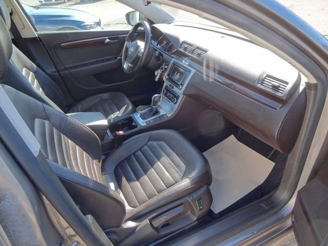 Fahrzeugabbildung Volkswagen Passat Lim. 4x4/Leder/AHK/GSD/Kamera/Navi/StH/