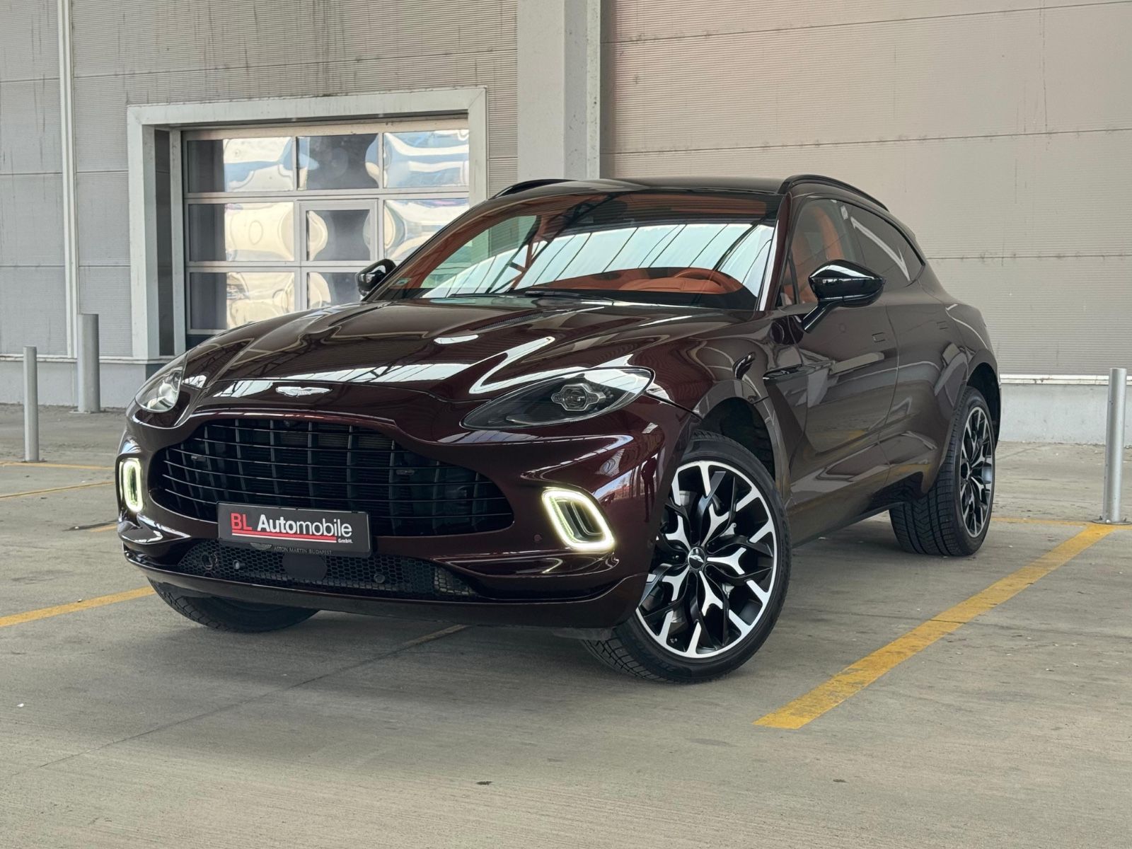 ASTON MARTIN DBX