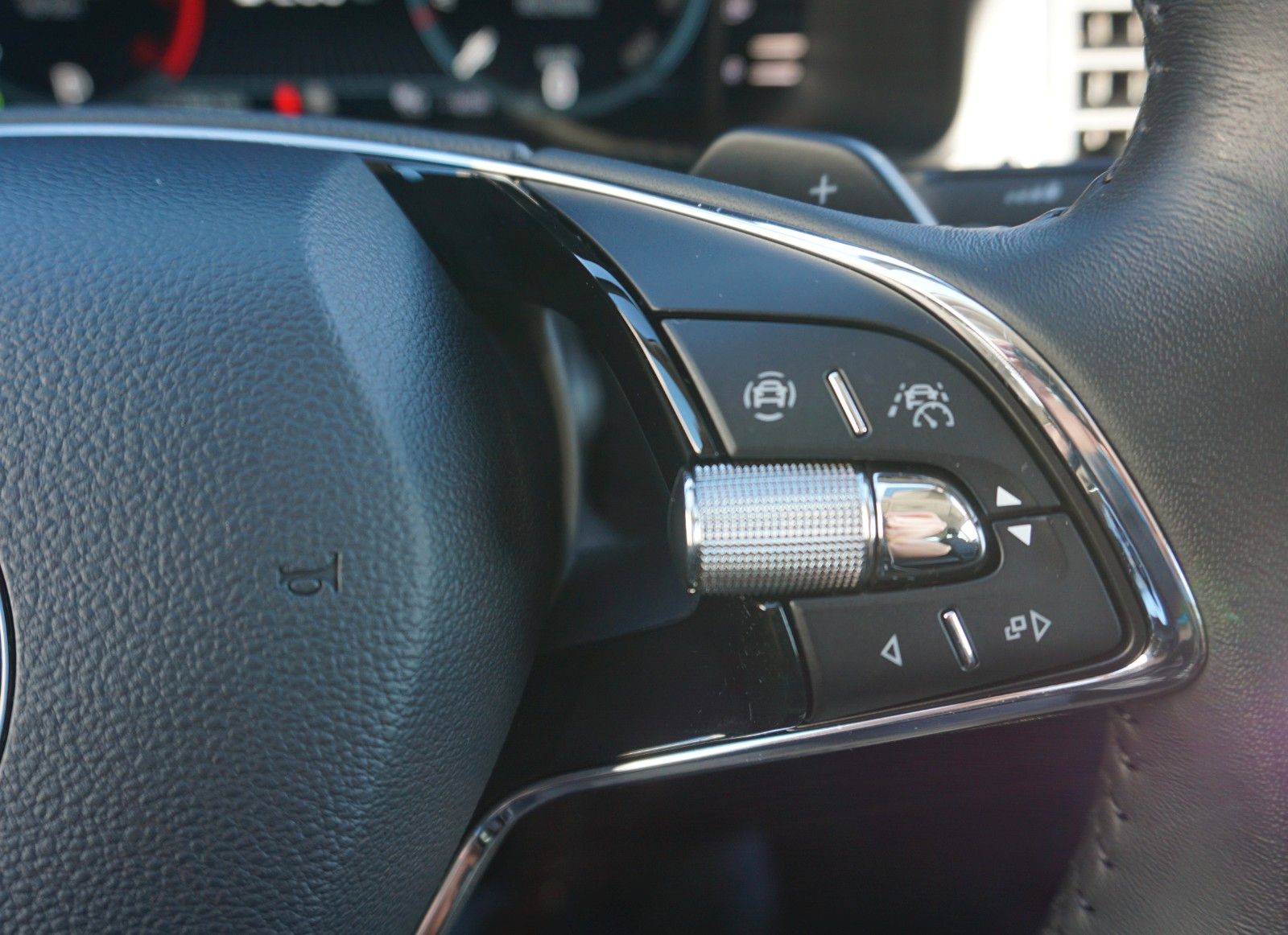 Fahrzeugabbildung SKODA Kodiaq Tour 4x4, LED,Navi,Kamera,SH,DAB,AHK