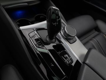 Fahrzeugabbildung BMW 530d Luxury Line Panorama Laser Kamera HUD HiFi