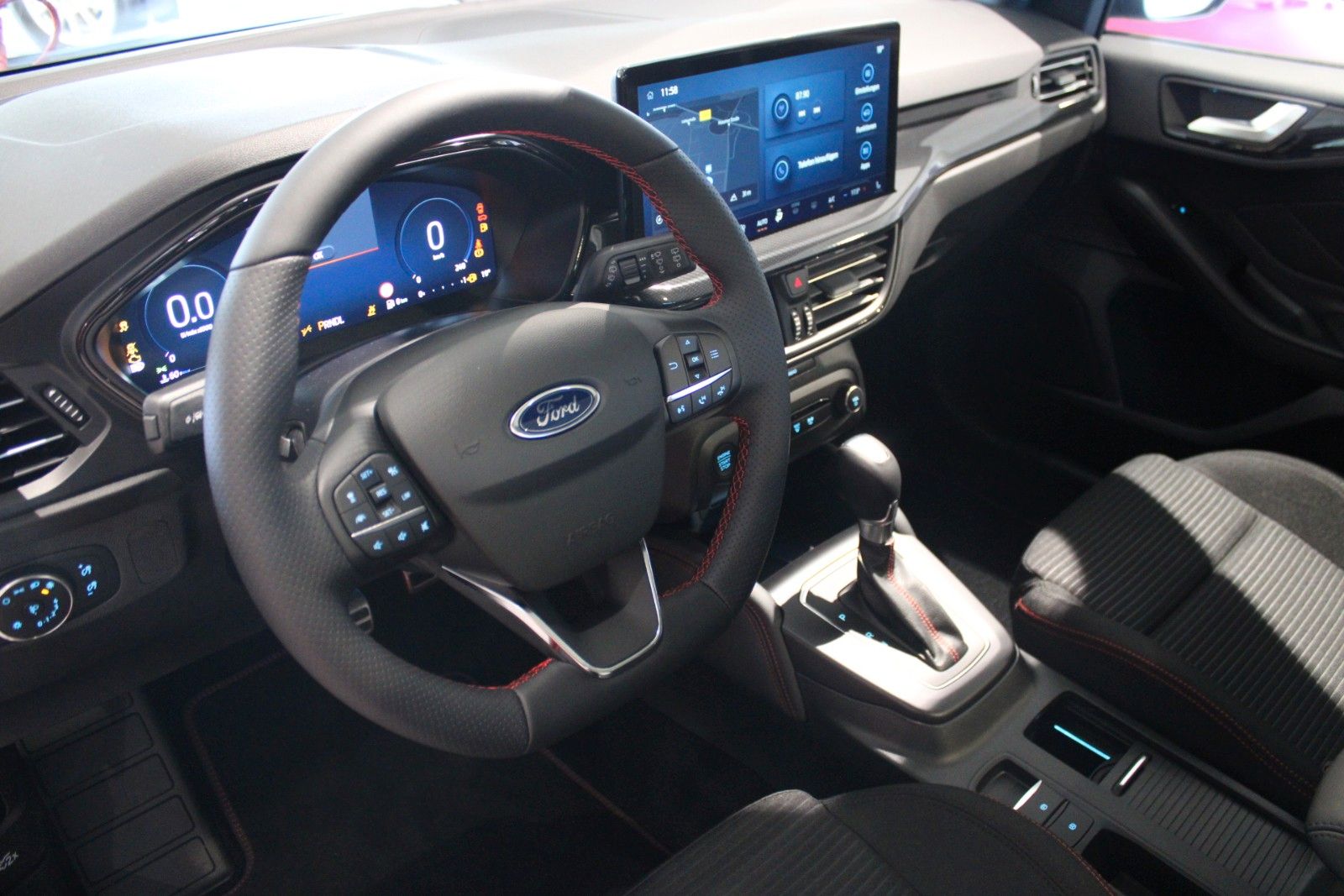 Fahrzeugabbildung Ford Focus ST-Line X Automatik PANODACH + 18 ZOLL
