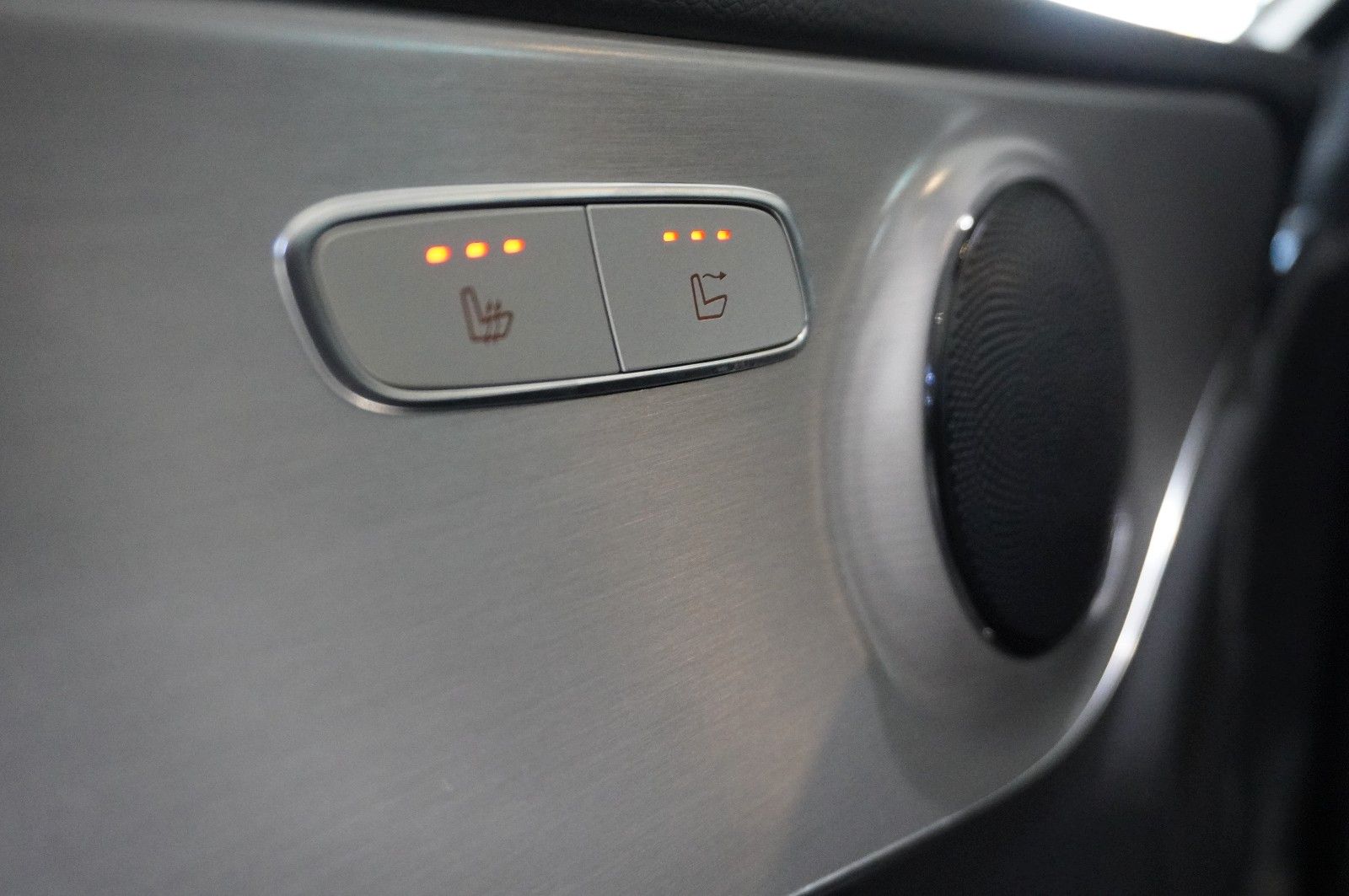 Fahrzeugabbildung Mercedes-Benz C 200 CABRIO 9G AMG LINE NAVI/LED/KAMERA/SPORT