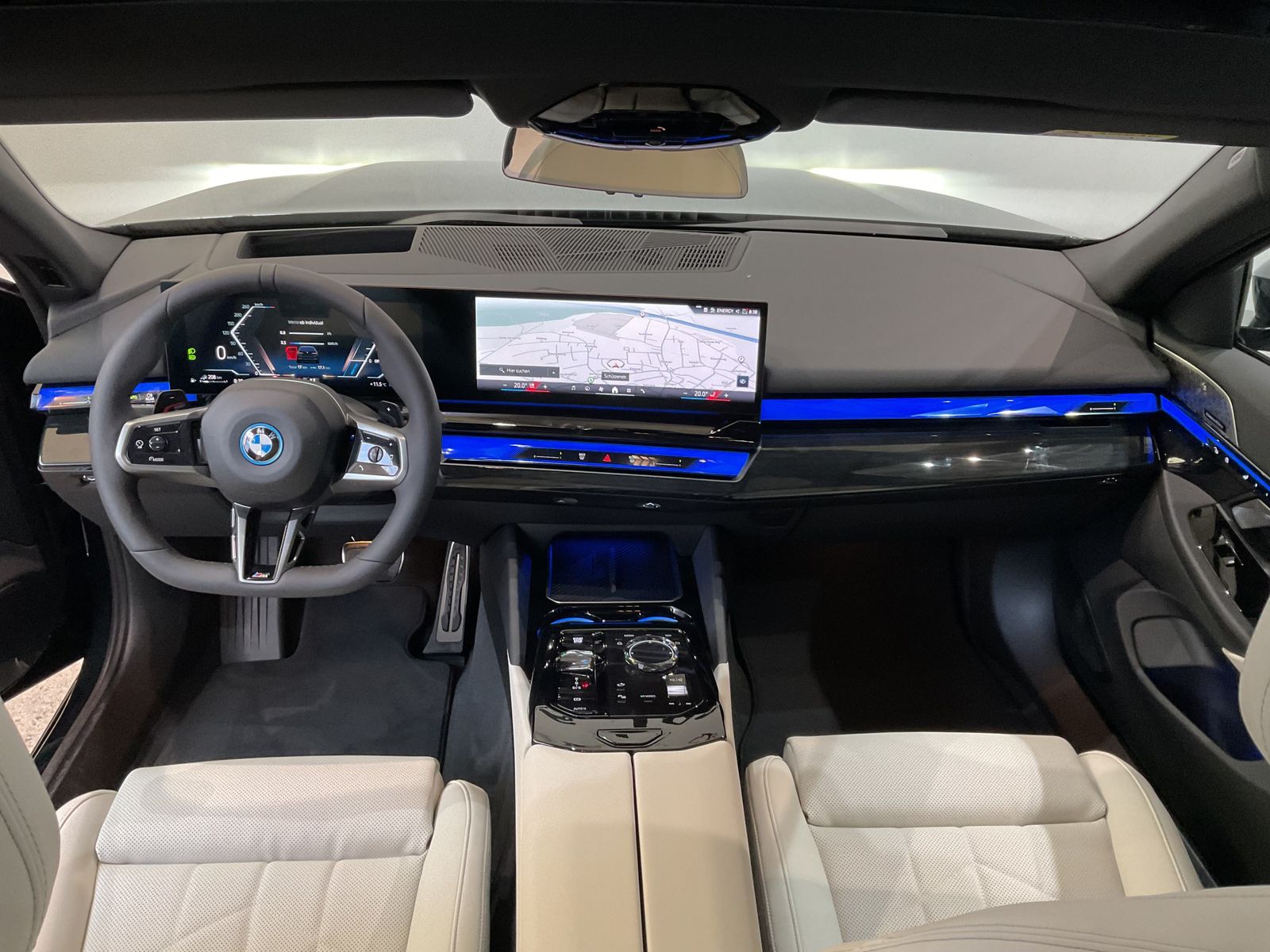 Fahrzeugabbildung BMW 550e xDrive Individuallackierung, 21" Räder, Sit