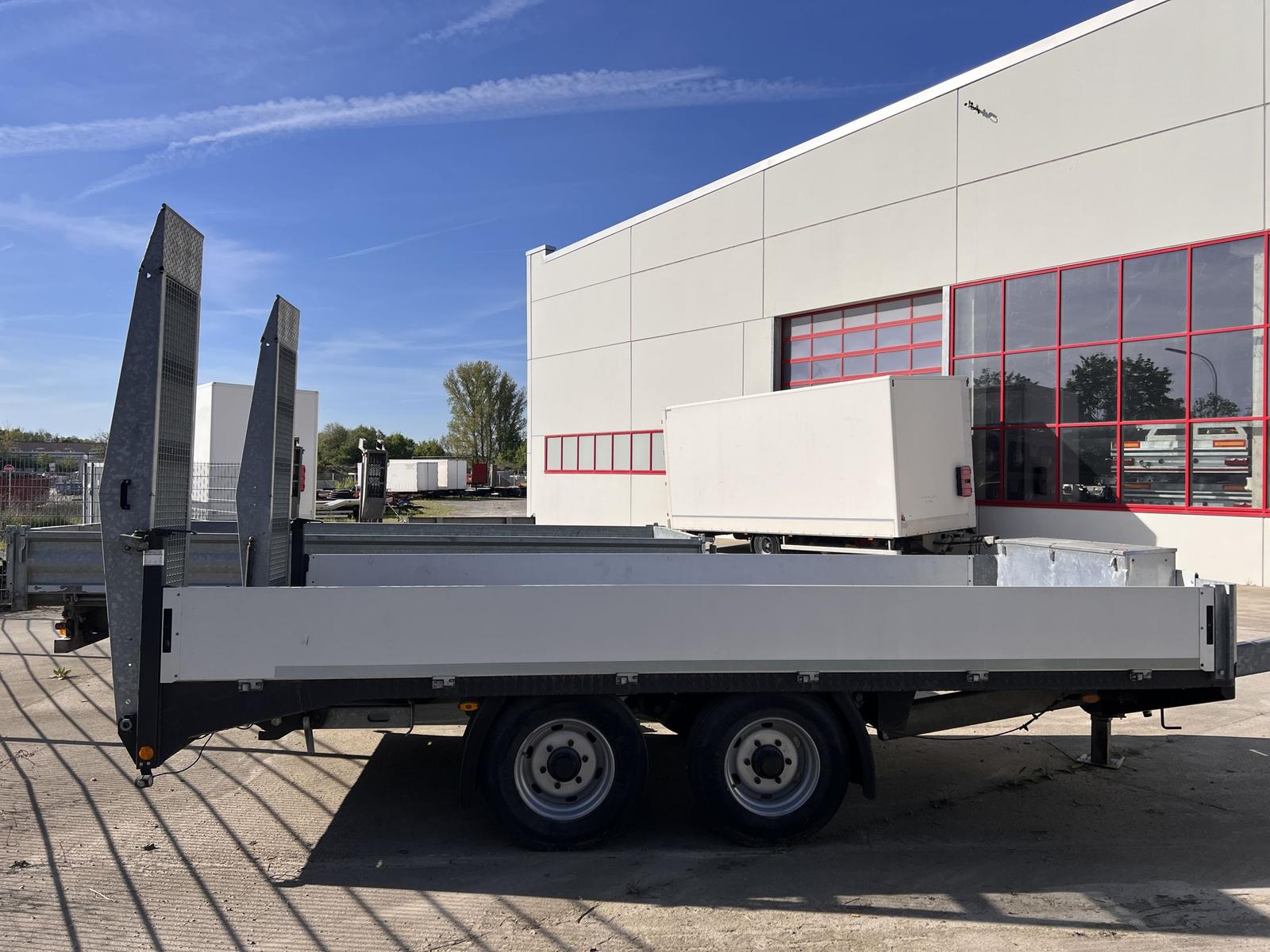 Andere  Tandemtieflader, wenig Benutzt