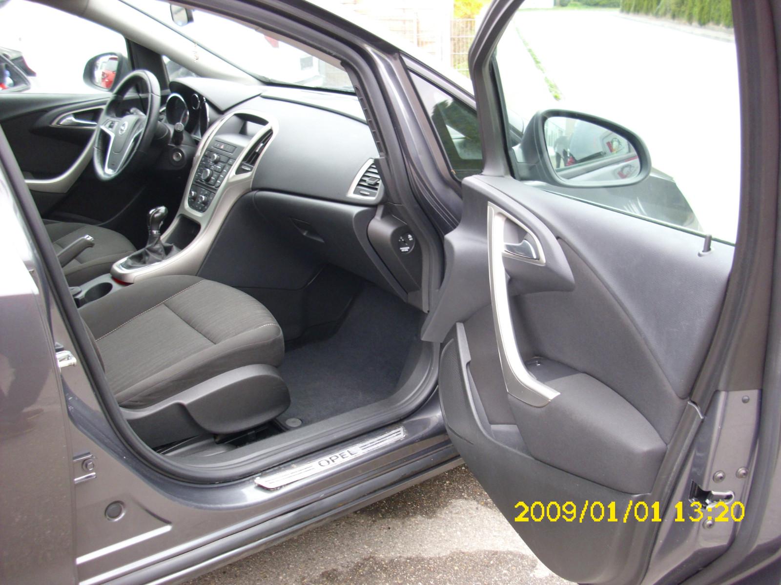 Opel Astra 2011 — photo 10