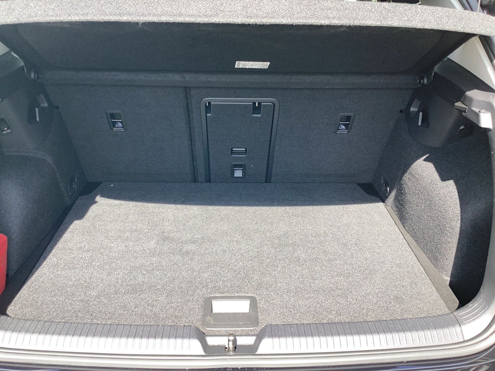 Fahrzeugabbildung Volkswagen Golf VIII eTSI Active DSG LED AHK Navi AID ACC P