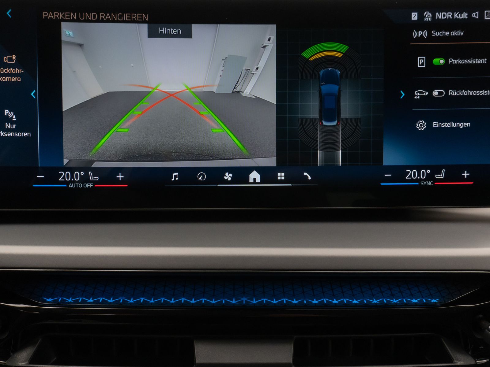 Fahrzeugabbildung BMW 318i Kamera DAB Widscreen Sportlenkrad Alarm LED