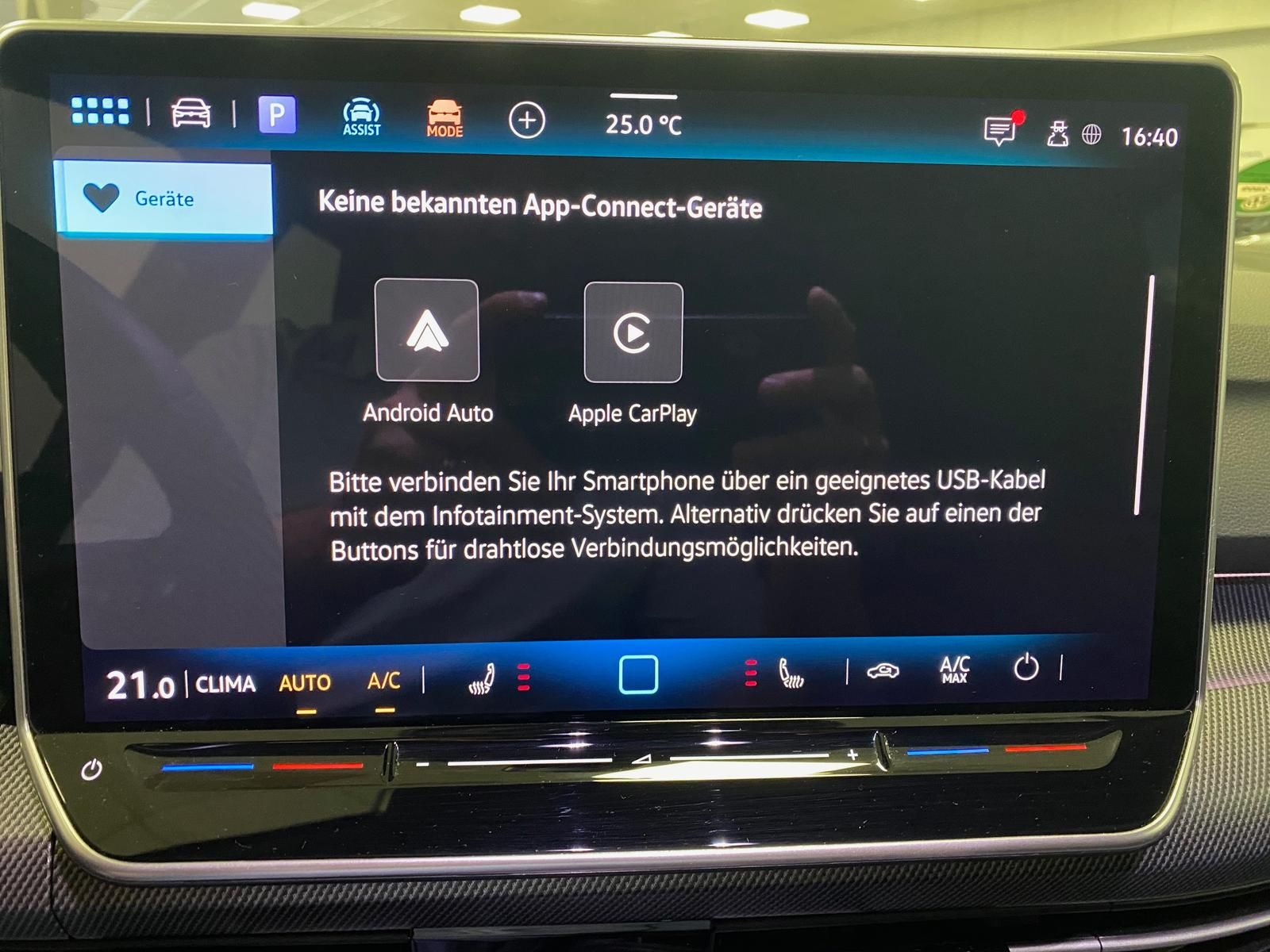 Fahrzeugabbildung Volkswagen Golf 1.5 eTSI R-Line DSG+ACC+360°+HUD+HARMAN KAR