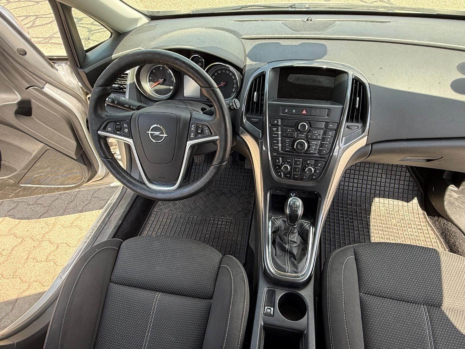 Opel Astra 2013 — photo 12