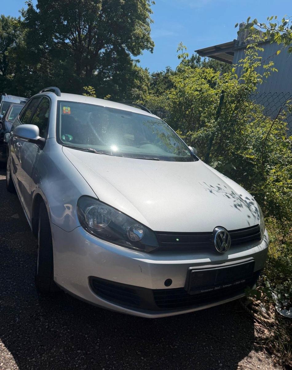 Volkswagen Golf 2012 — rear view