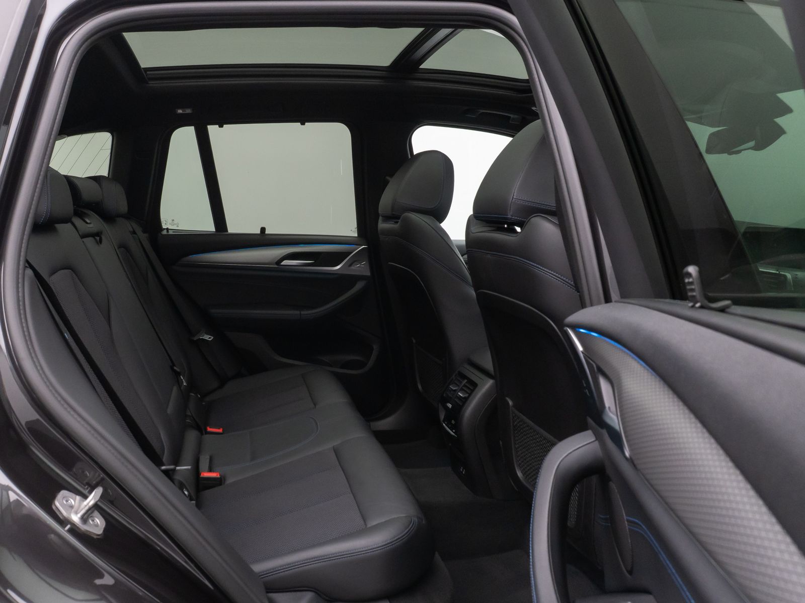 Fahrzeugabbildung BMW X3 xD30e M Sport Panorama 360°HUD DAB HiFi 20Zl