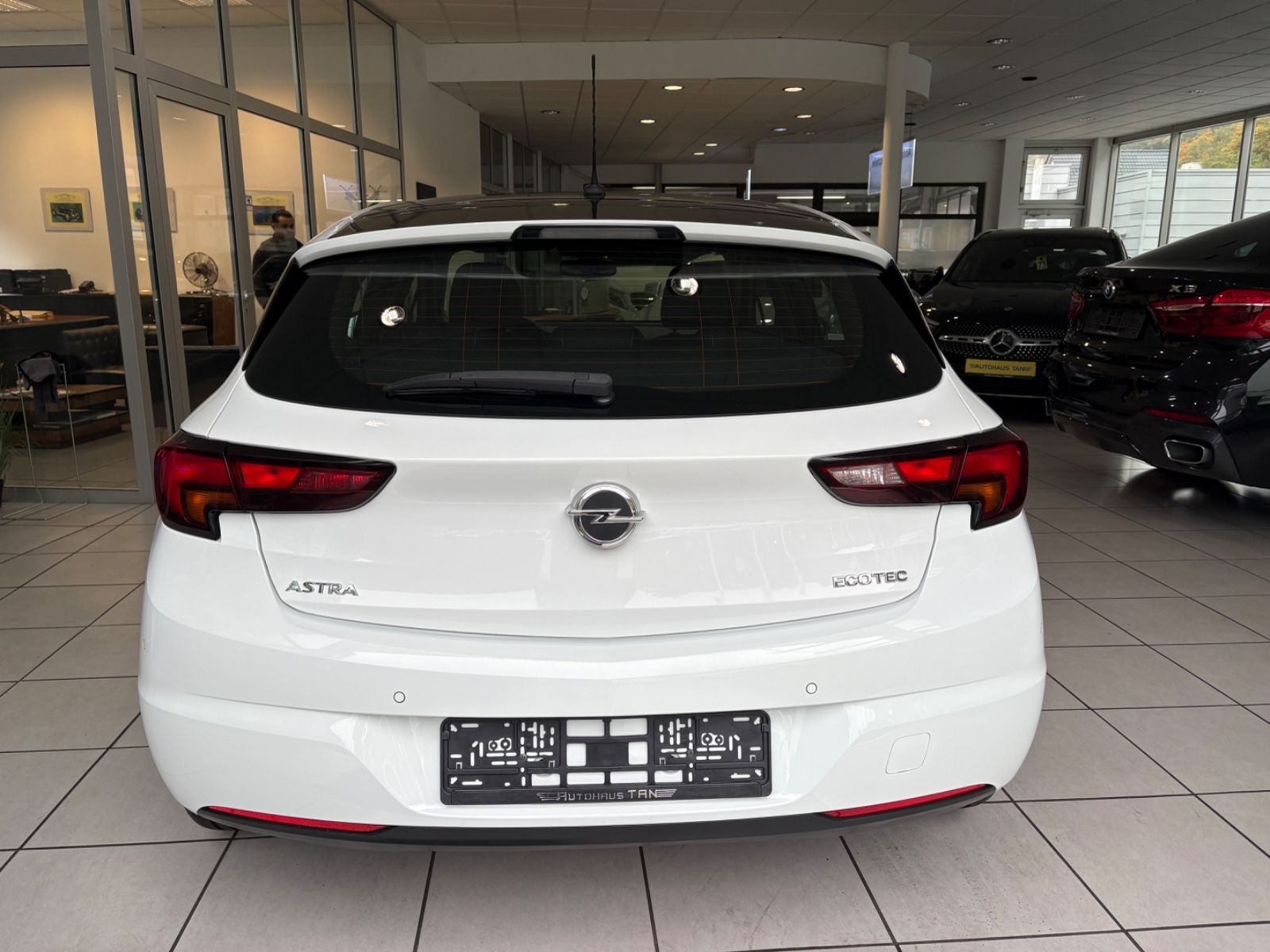Fahrzeugabbildung Opel Astra K Lim. Active Sport *LED* SCHWARZ / WEIß*