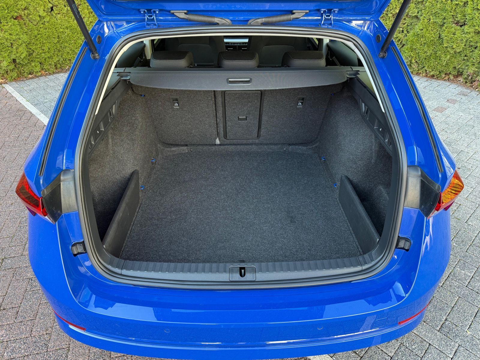 Fahrzeugabbildung SKODA Octavia 2.0 TDI DSG Style LED+KAM+SHZ+AMBI+CARPL