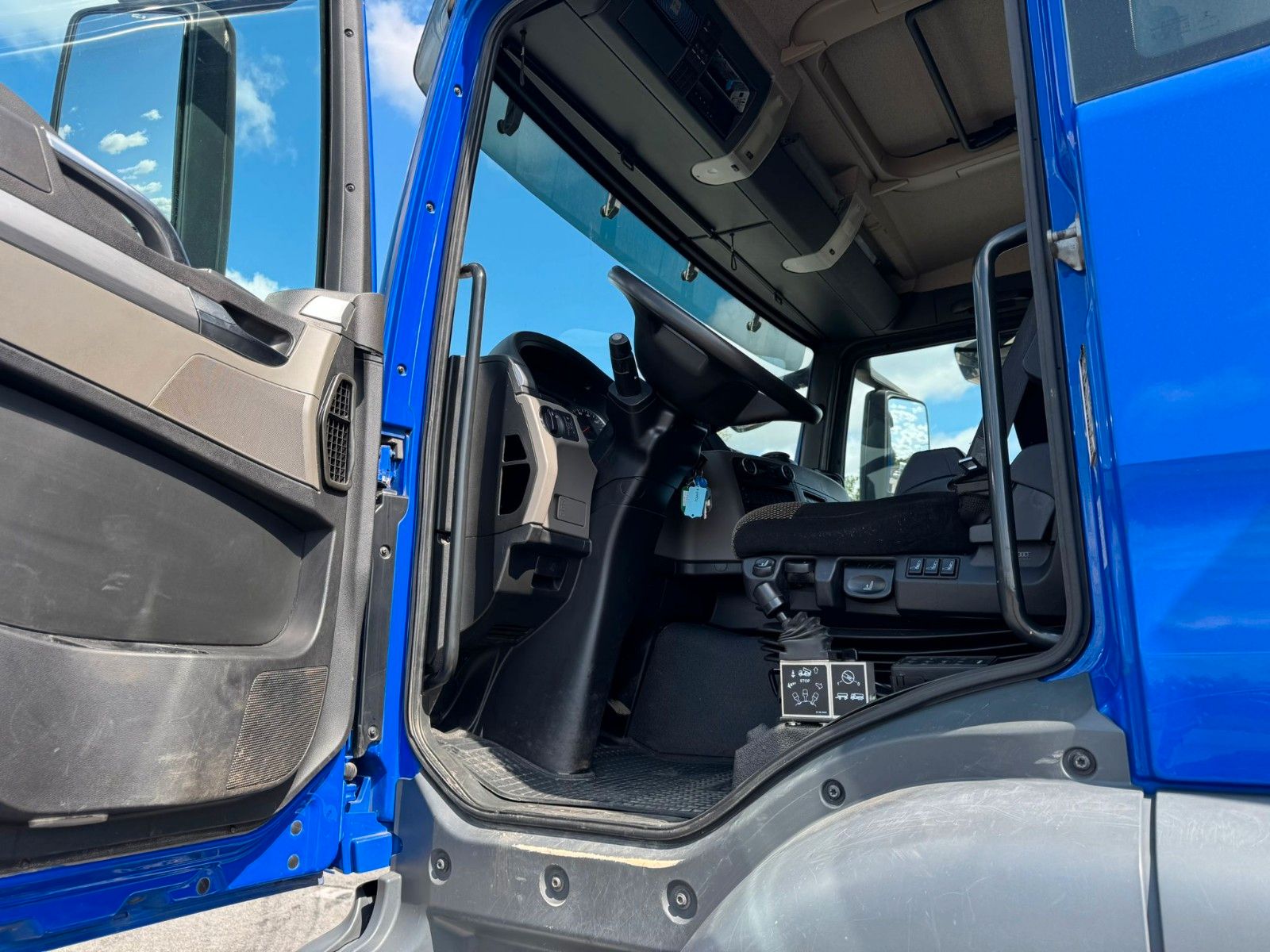 Fahrzeugabbildung MAN TGS 18.420 4X4 BLS 2 SK mit HIAB X-HiDuo 138 BS-