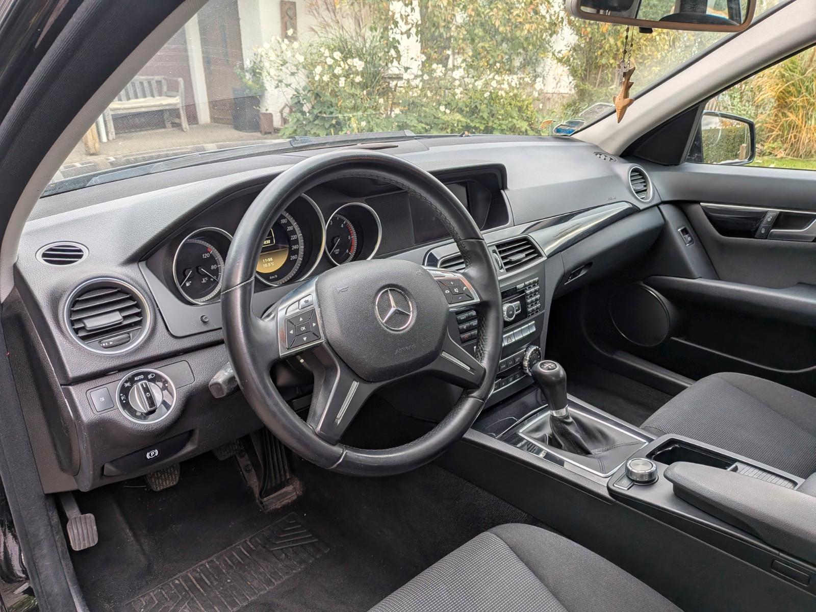 Mercedes-Benz C200 2011 — photo 7