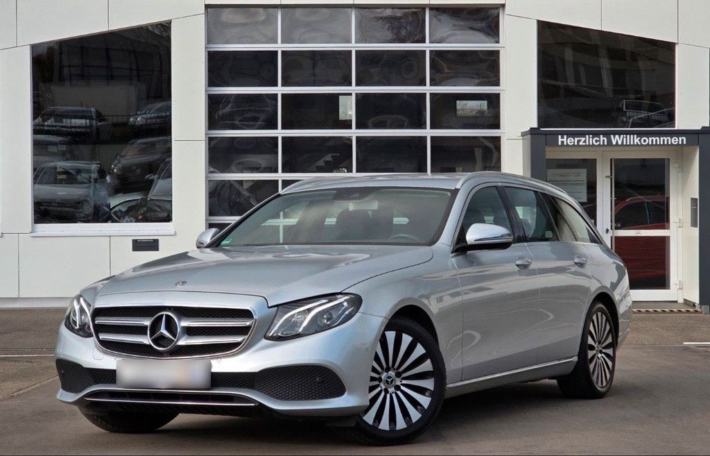 Image of Mercedes-Benz E 220